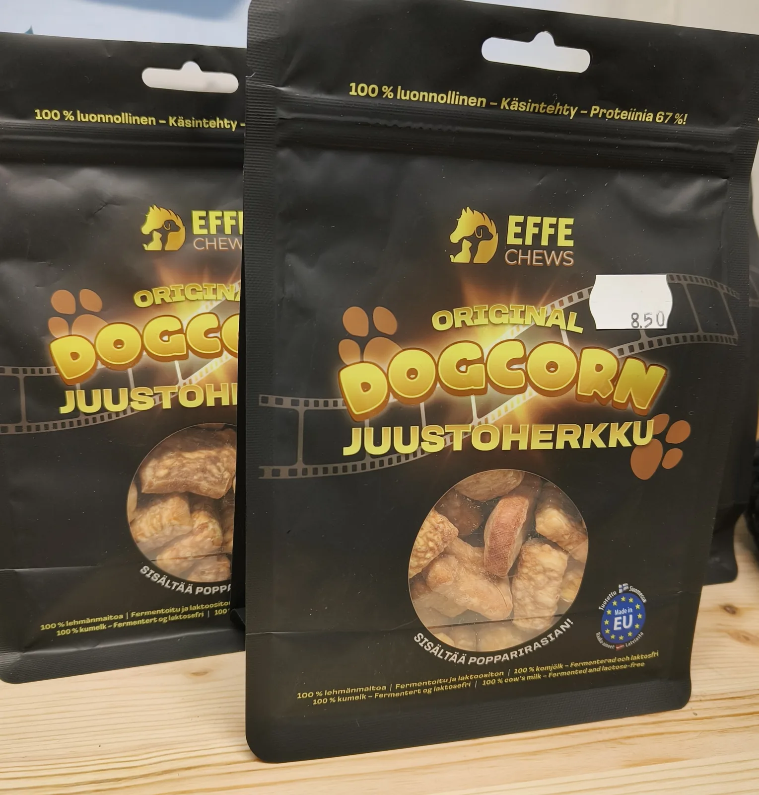 Kuivattuja koiranherkkuja pakkauksissa